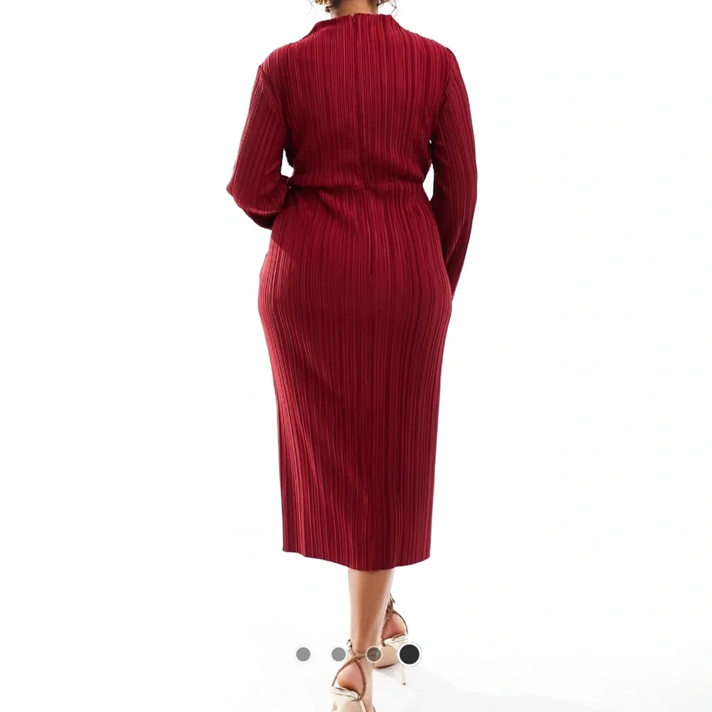 ASOS DESIGN Curve plisse cut out wide sleeve and side twist midi dress in wine - Picture 5 of 7